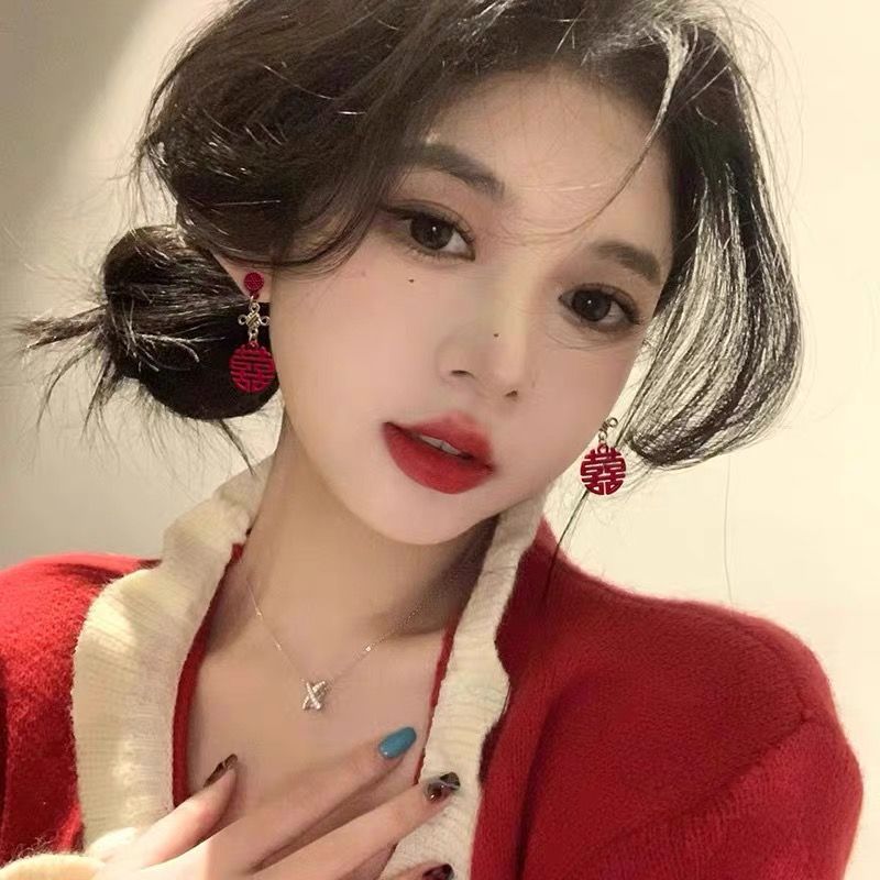 Red "Happiness" character bride earrings for women, a new bestseller in 2024, autumn and winter stud earrings with a high-end feel, New Year's prosperity earrings Application Scenario