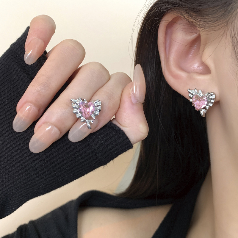 Wholesale of new Korean super shiny pink zircon heart-shaped earrings with a cold and elegant feminine style and a high-end design sense of stud earrings and other accessories details Picture