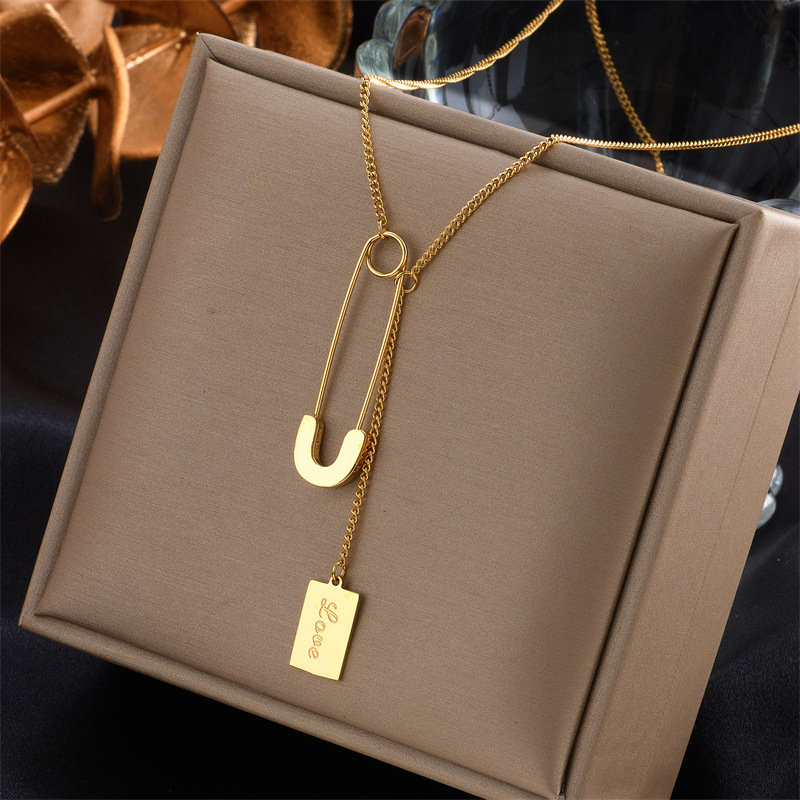 A simple and versatile cold style necklace with a unique and fashionable European and American design, featuring a metal chain, square tag, pin and pendant full figure