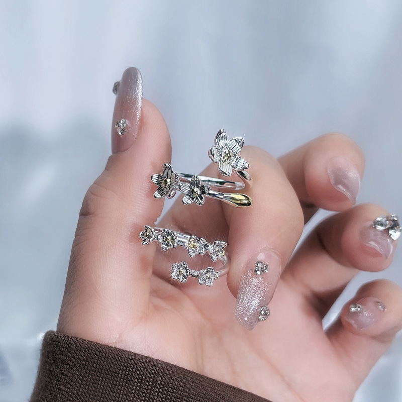 A cold and individualistic floral color-blocking open ring for women on Instagram, with a fashionable and niche design sense, is versatile and elegant. It's a trendy ring full figure