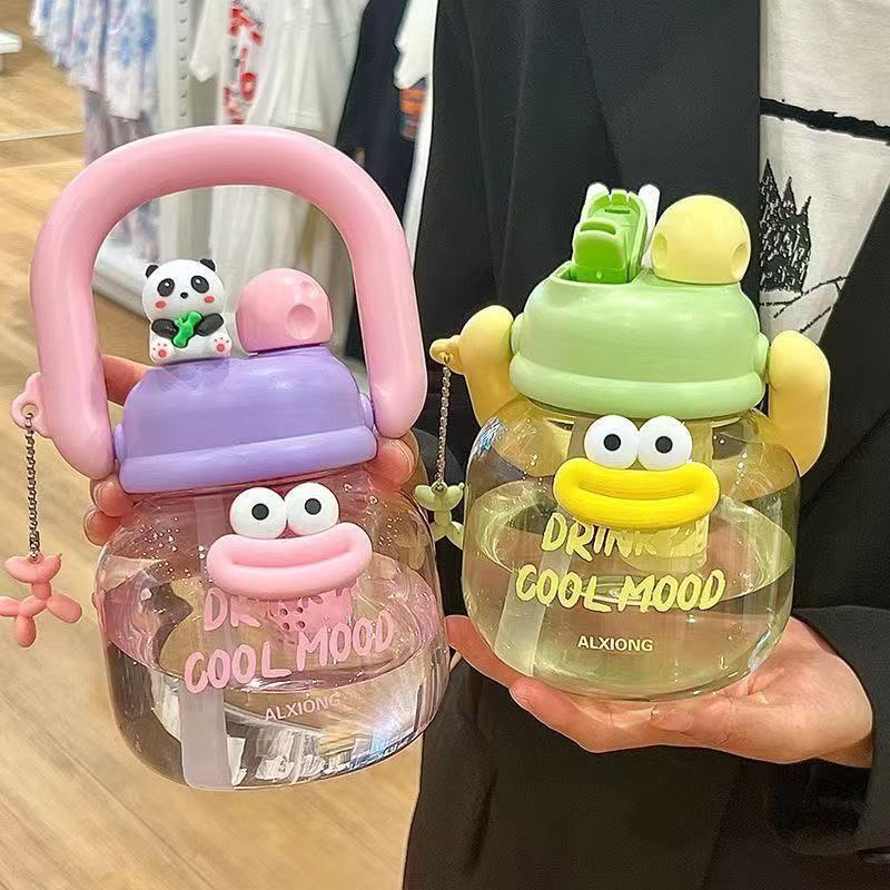 New cartoon hand-held teapot with large capacity, tea bin, tea and water separation, tonnage cup, outdoor portable double-drinking straw cup Specification drawing