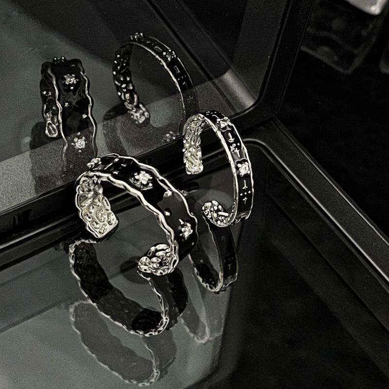 Cold style, niche texture, dark glazed open ring for women, high-end punk, star-shaped, versatile couple rings Application Scenario