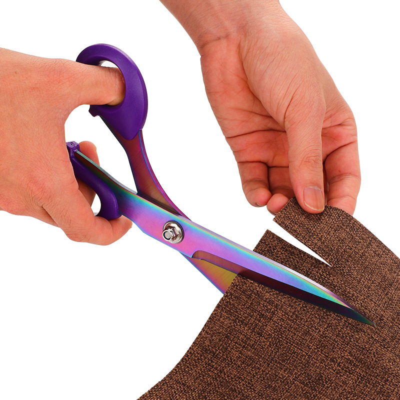 Lin Tai's stainless steel household tailor cutting fabric clothing sewing scissors, PU leather color titanium anti-slip tool scissors Application Scenario