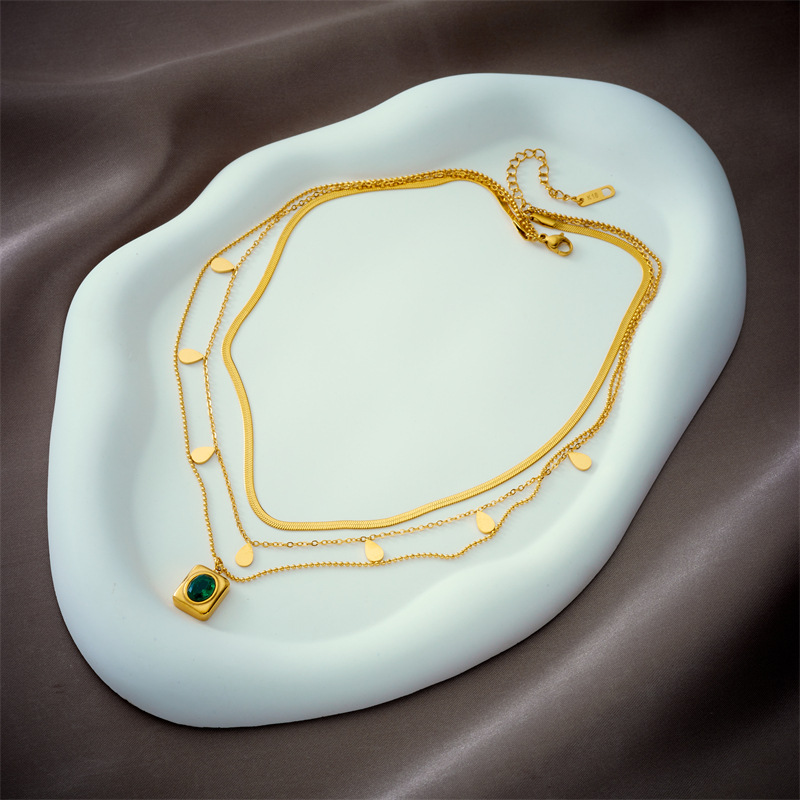 The French retro emerald multi-layer titanium steel necklace is fashionable and trendy. The geometric square water drop collarbone chain is light and elegant Specification drawing