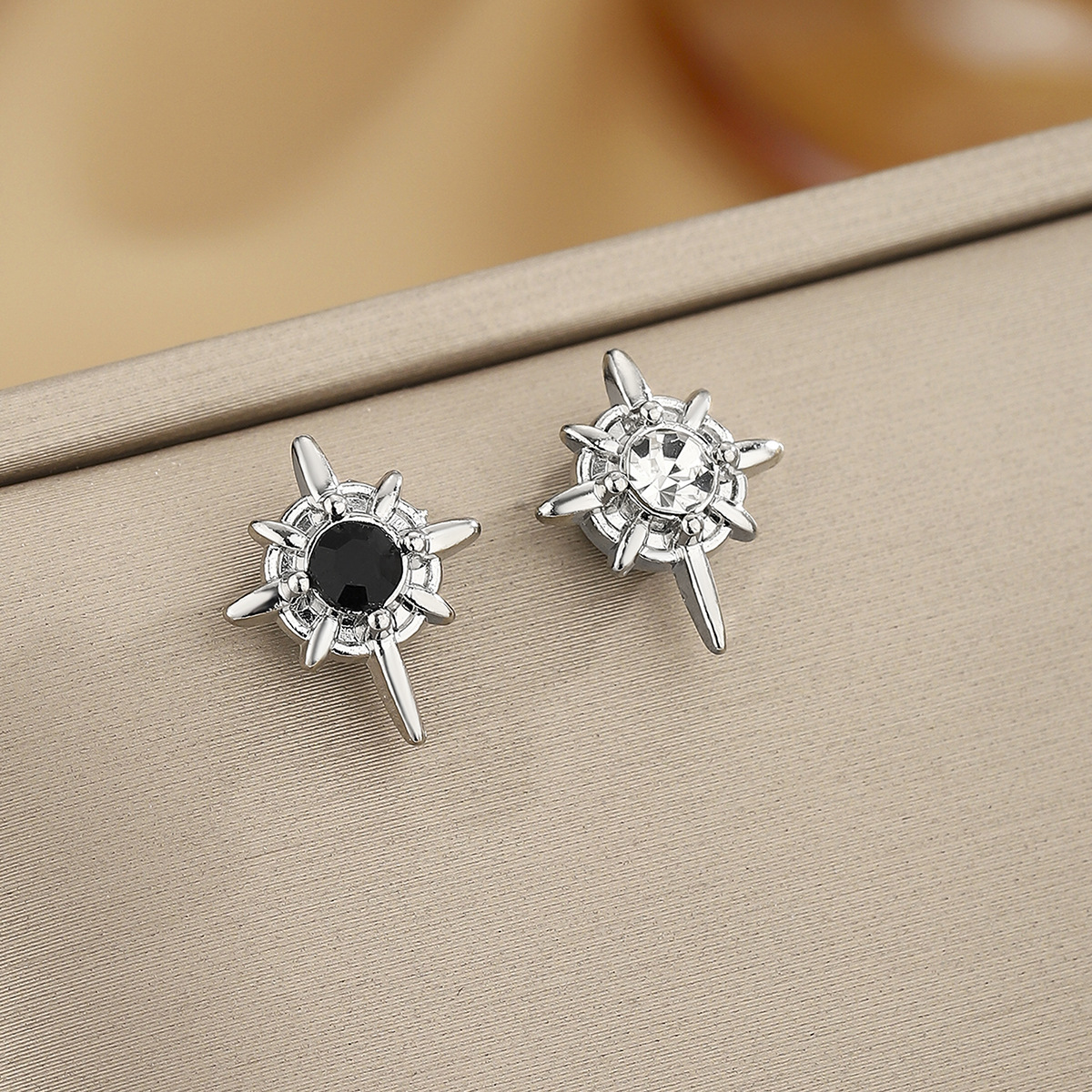 Hexagram 925 sterling silver needle stud earrings for men and women, ins trendy boys' earrings, elegant design, high-end feel, cold style earrings full figure