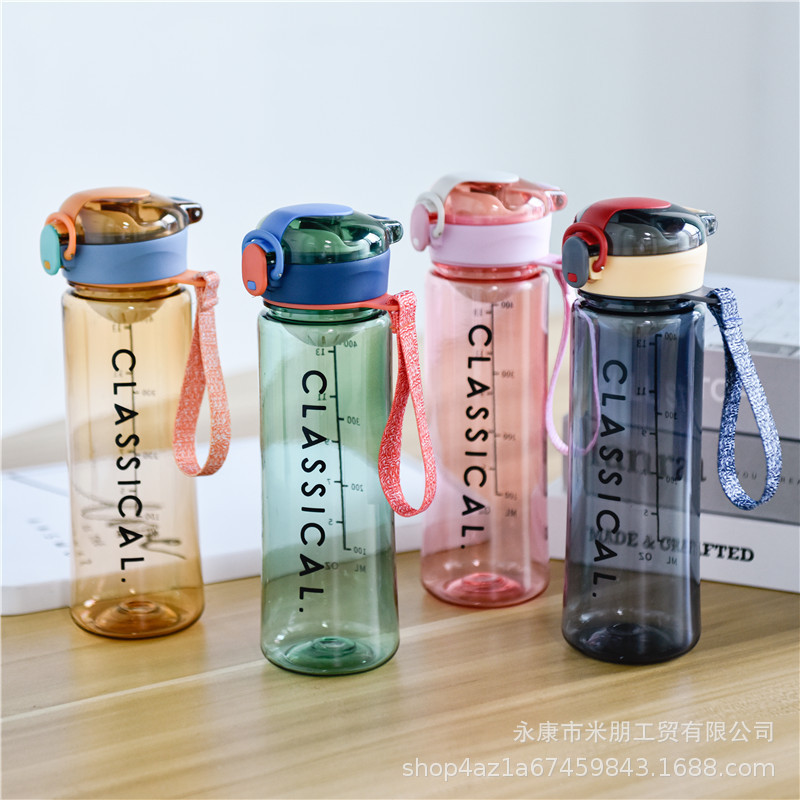The new Korean version of the bouncy plastic cup is a cute and fashionable water cup with a large capacity for children's outdoor sports, a strappy lock lid full figure