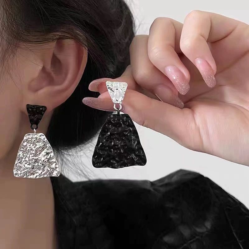 New Chinese-style pipa earrings, women's high-end and light luxury style stud earrings, 2024 new traditional Chinese style unique tassel earrings Application Scenario