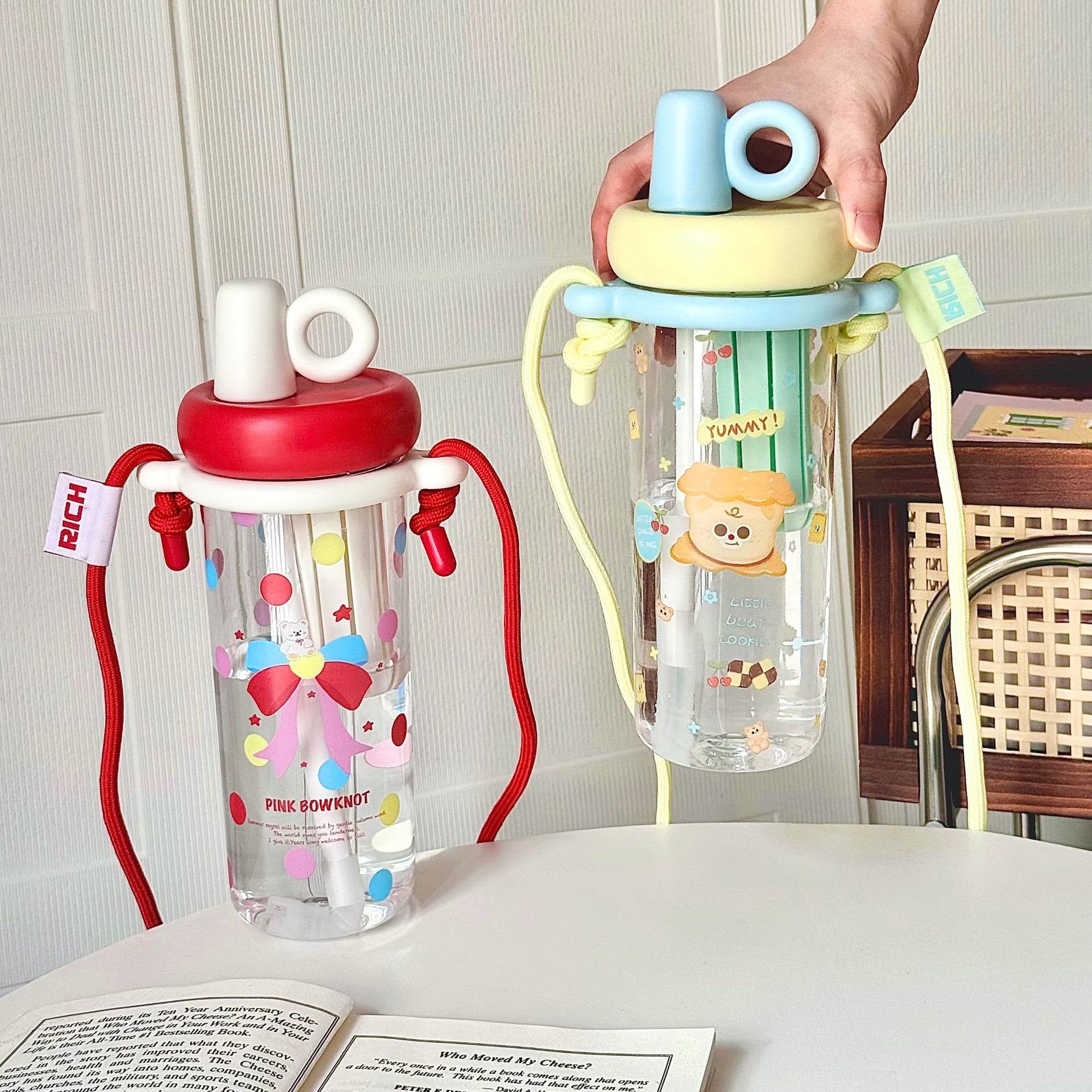 The new girls' water cup has a high appearance level and is cartoonish and cute. It is a plastic cup for making tea with an oblique span and is portable. It is a summer straw cup for students full figure