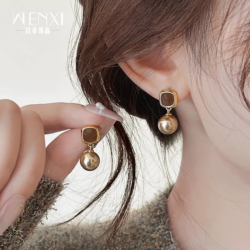 French unique caramel-colored pearl earrings suitable for autumn and winter, 2024 new style, light luxury and high-end stud earrings for women details Picture