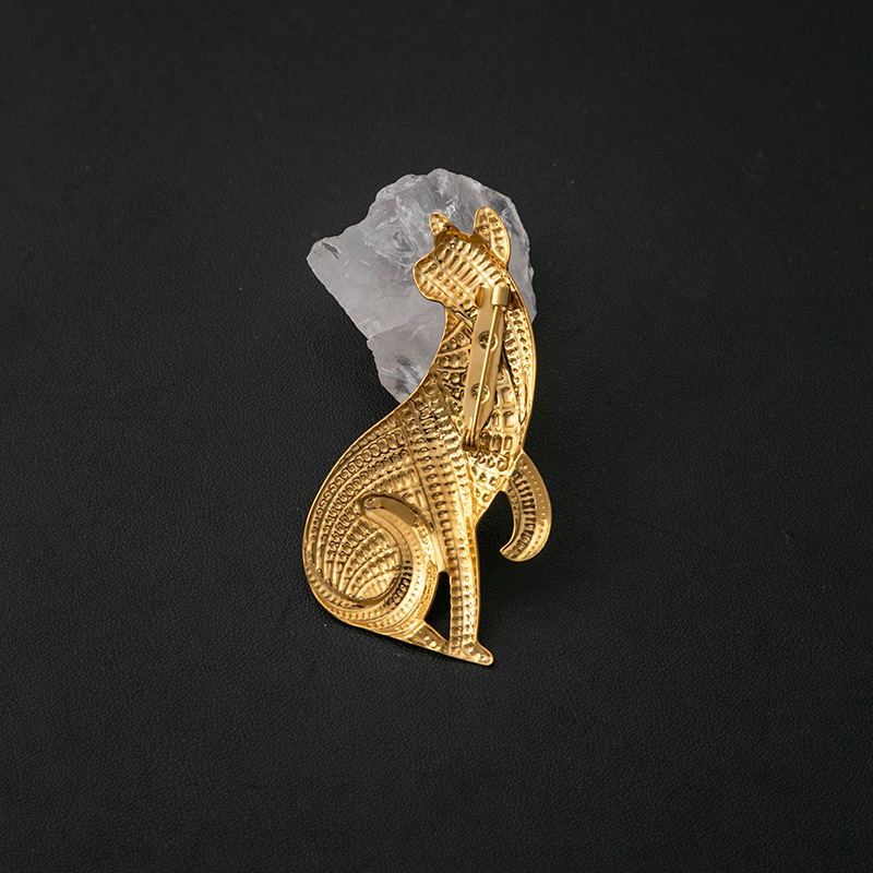 Wholesale of retro and high-end European and American vintage animal brooches, simple and niche kitten creative design accessories Application Scenario