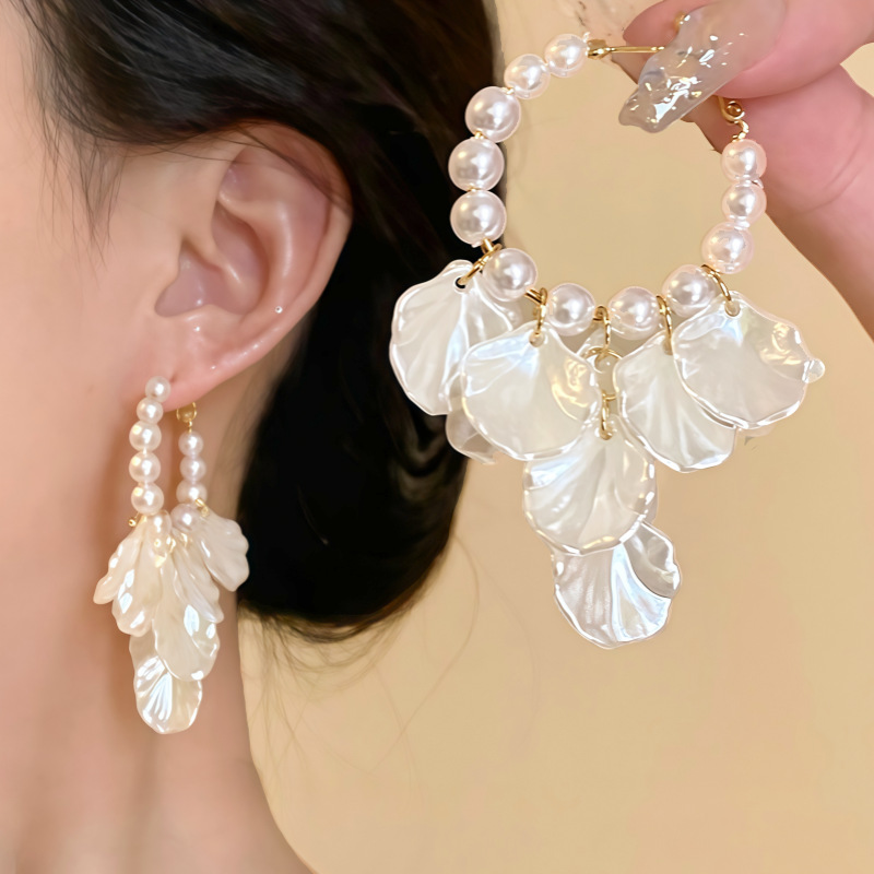 French white pearl shell earrings, women's high-end style, French stud earrings, 2025 new design style earrings Application Scenario