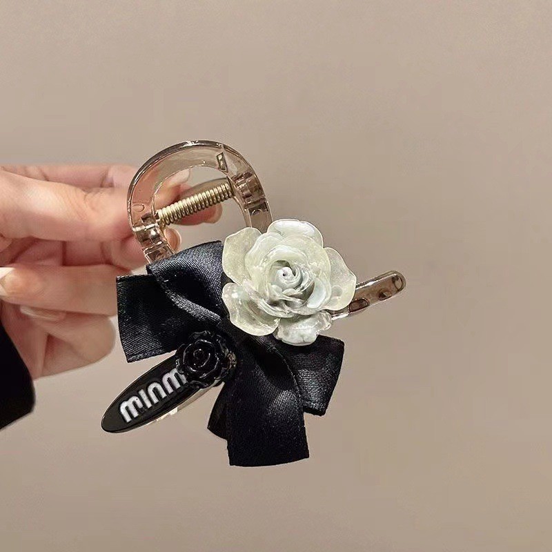Elegant camellia shark clip, large and high-end hair clip, female, back of the head, thick hair, multiple hair curls, hair clip Application Scenario