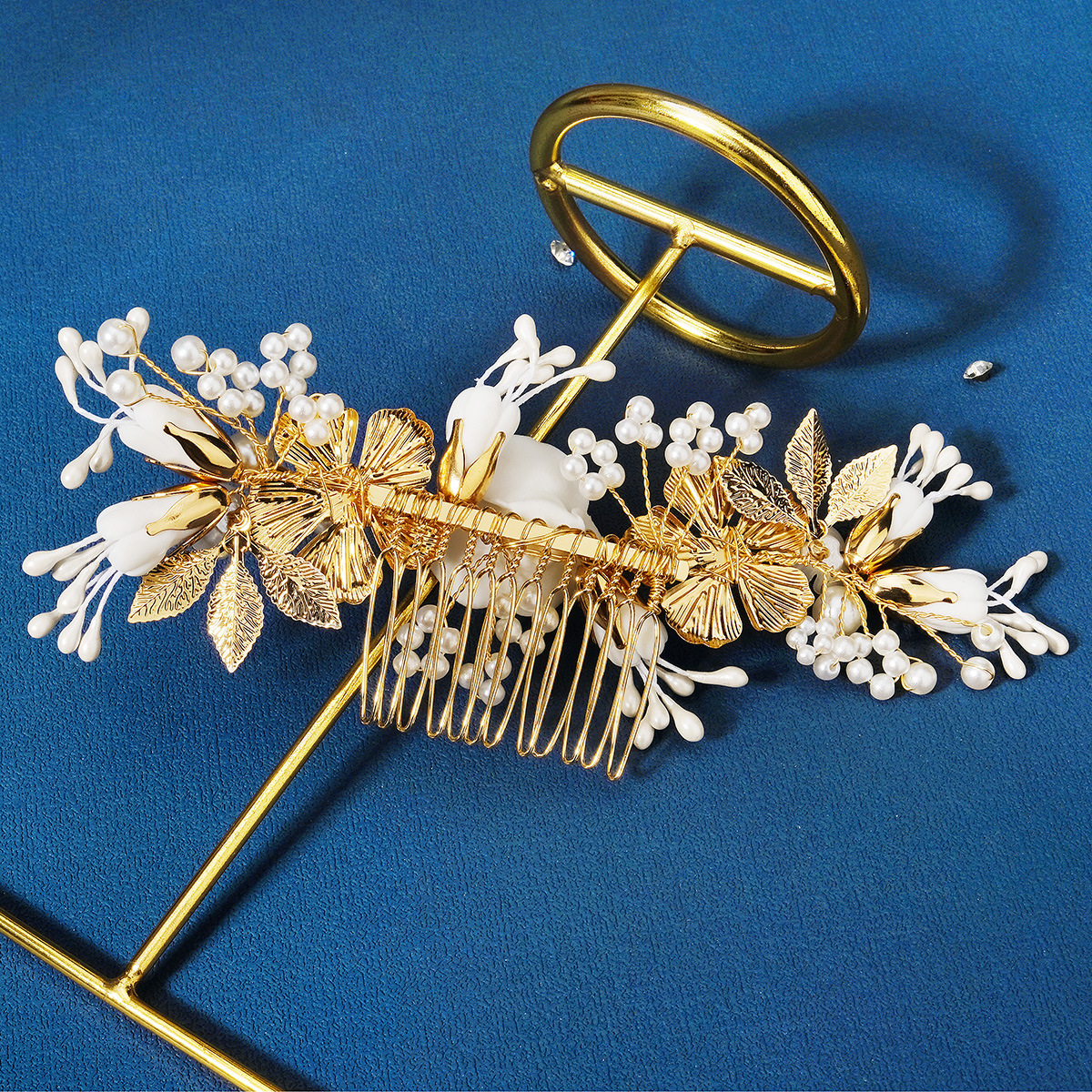 The new Chinese-style retro bride's hair accessory is elegant and beautiful. The handcrafted comb with flower spikes features a Xiuhe ancient-style updo and ceramic flower hair comb Specification drawing