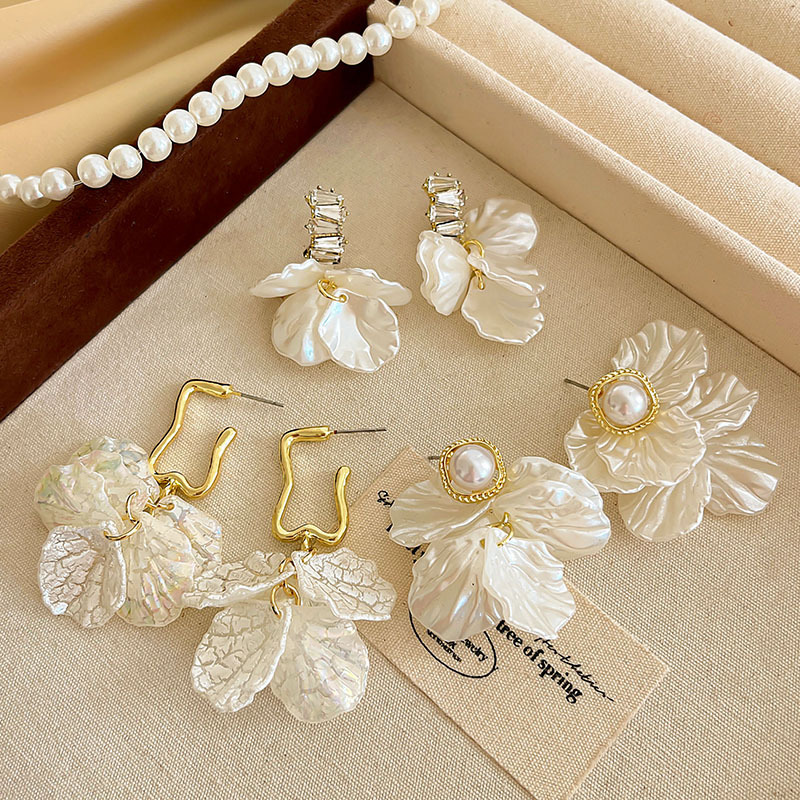 French white pearl shell earrings, women's high-end style, French stud earrings, 2025 new design style earrings details Picture
