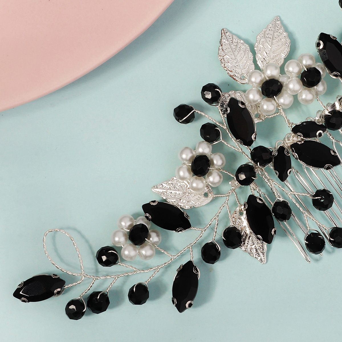 New water diamond pearl hair comb, Chinese Xiuhe ancient-style hair accessory, beautiful crystal flower arrangement comb, handcrafted bride's headwear Application Scenario