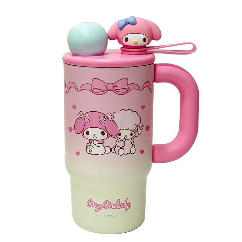 The cute Sanrio Family series gradient ice cup with double spouts, sturdy handle ring and portable large-capacity drinking cup Item Picture