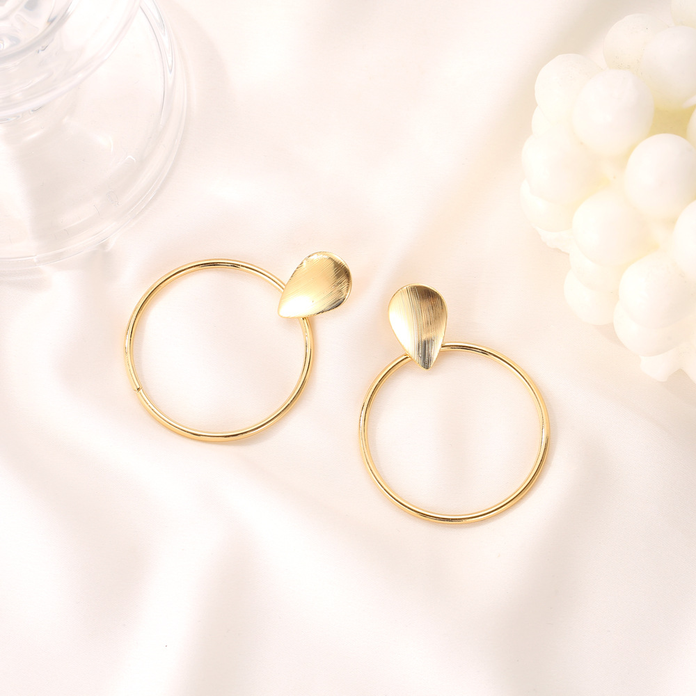 European and American InS-style exaggerated geometric ear ring earrings for women, cross-border simple and individual style, large circle stud earrings Specification drawing