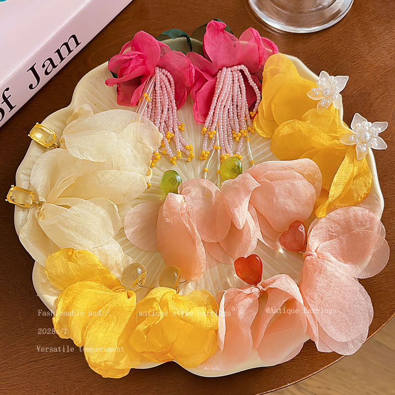Flower tassel earrings, a new bestseller for women in 2025, exude a sense of high-end elegance and style. The earrings are designed with a sense of spring full figure