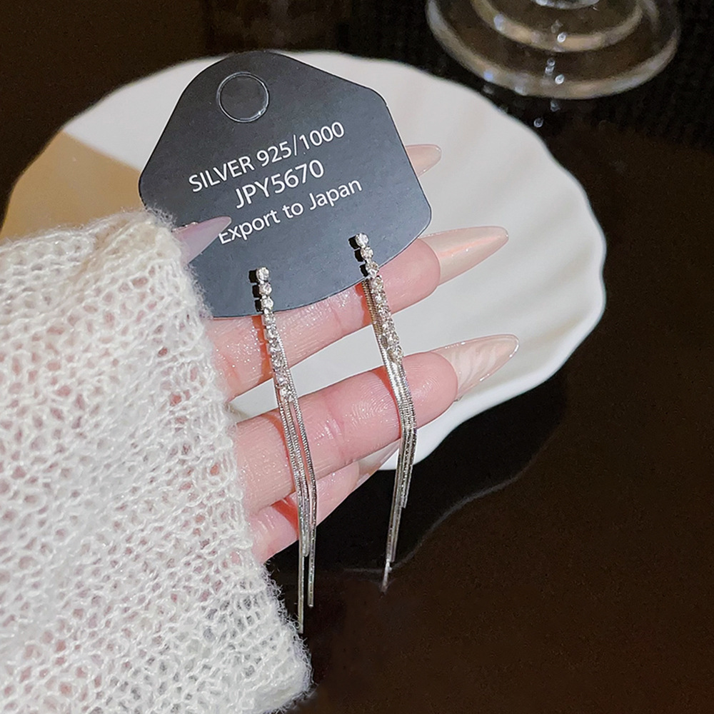 The new Korean-style fringed earrings are a versatile accessory for women. They are exquisite, simple and elegant. The stud earrings feature a niche design details Picture