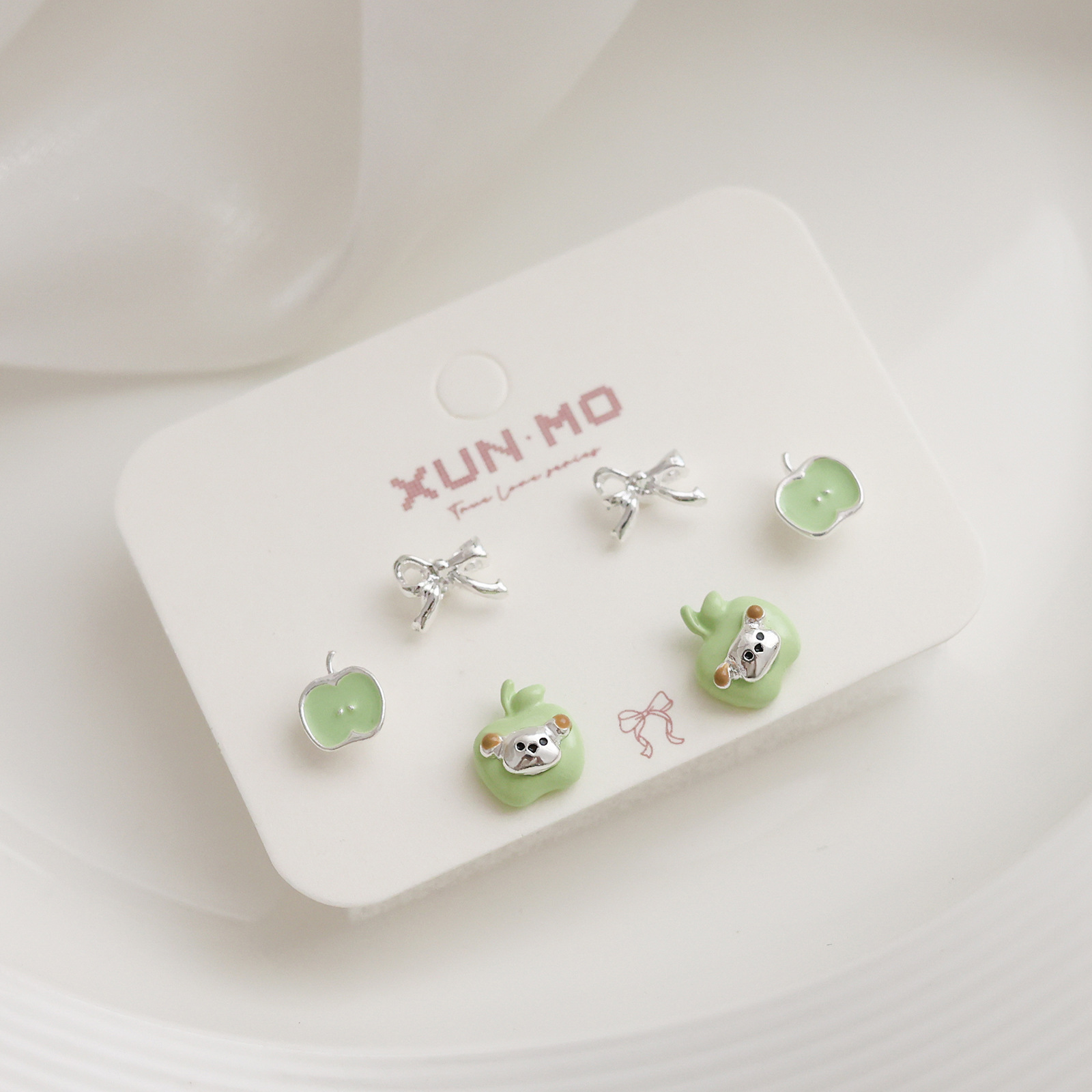 A set of sweet and cute cartoon cat stud earrings for women, personalized, fun and funny earrings, student earrings wholesale Specification drawing