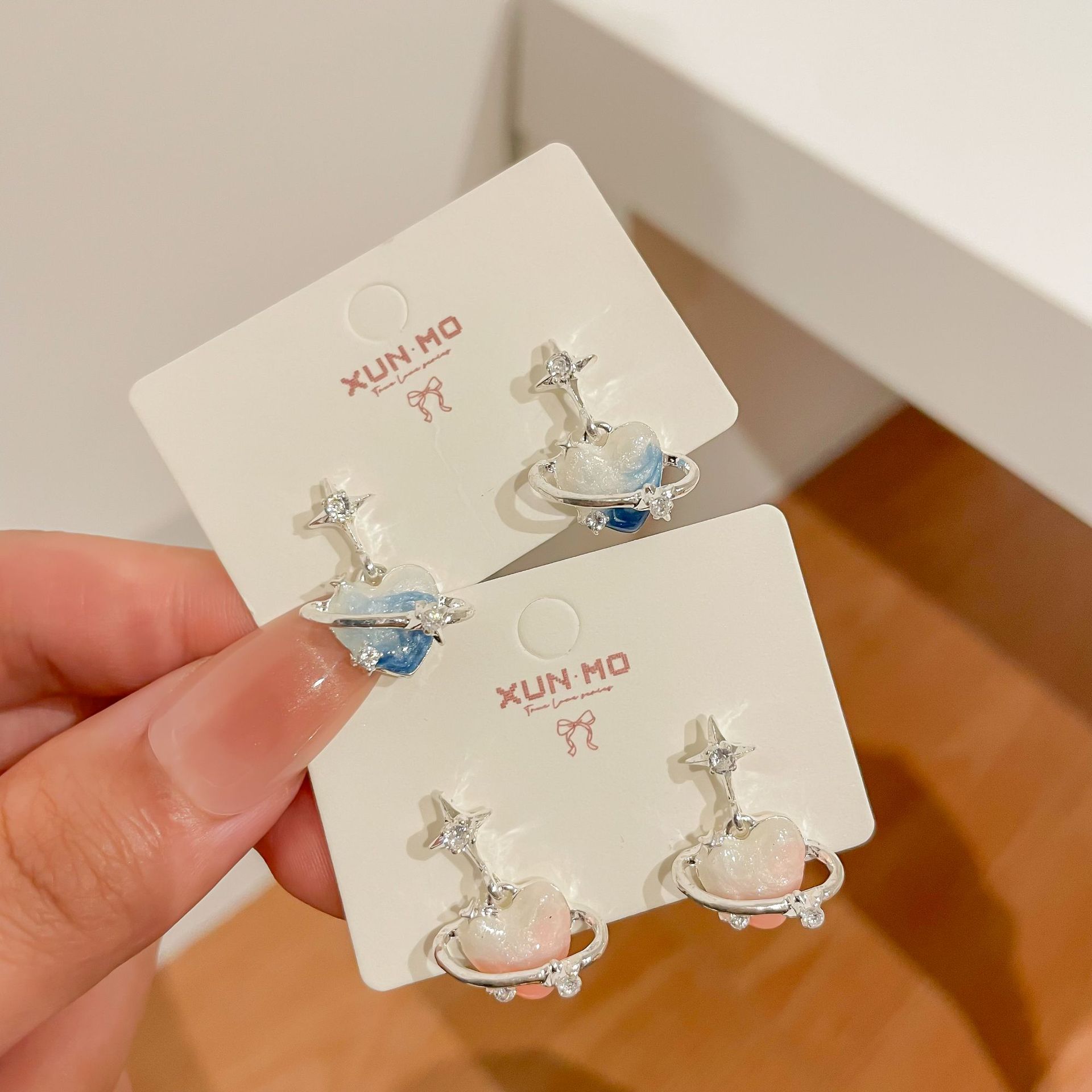 Sweet and cool, stylish, gradient pink heart-shaped stud earrings for women, ins, unique blue and elegant earrings, light luxury earrings wholesale full figure