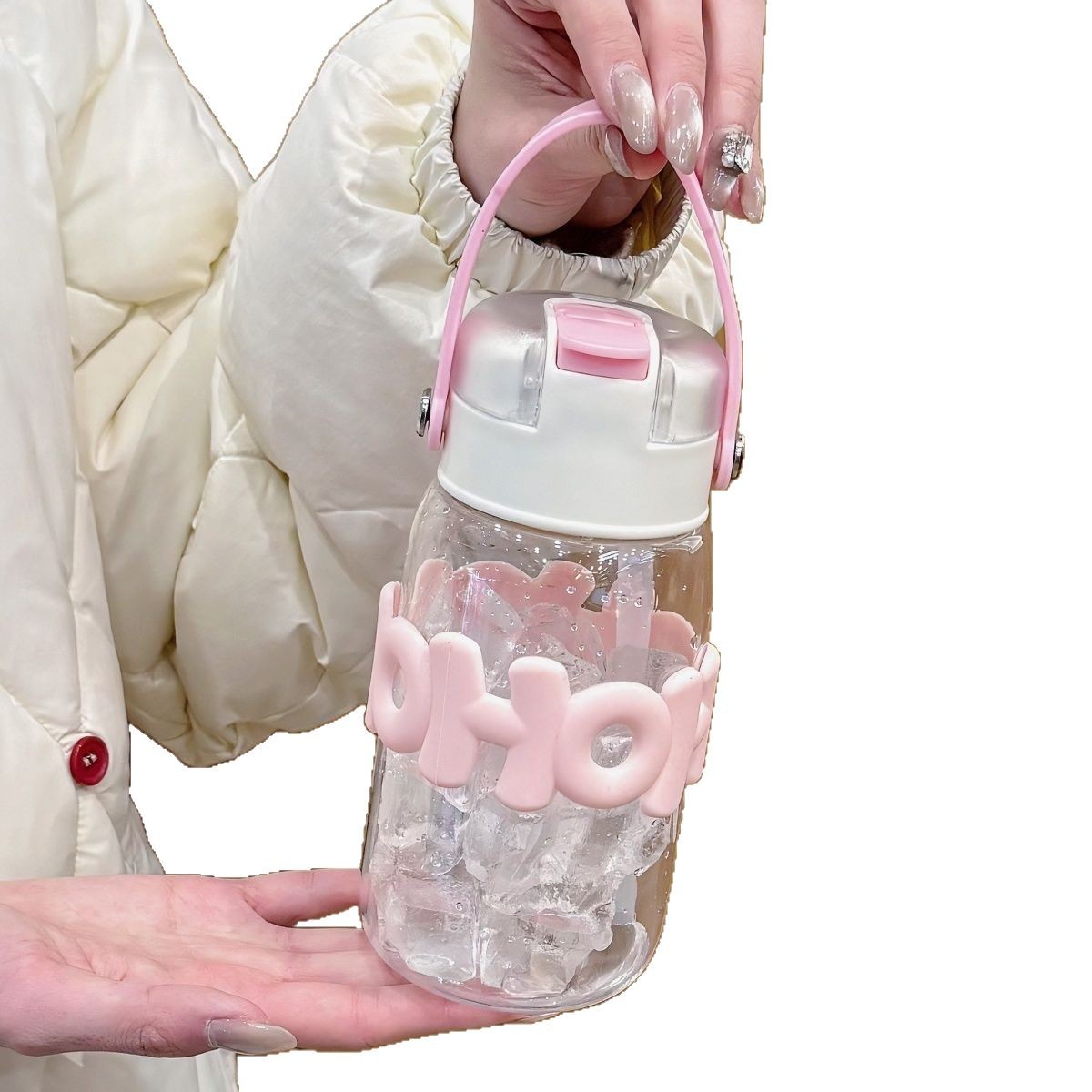 The new high-temperature resistant portable plastic water cup is a large-capacity cup that women can carry diagonally when going out for fun Item Picture