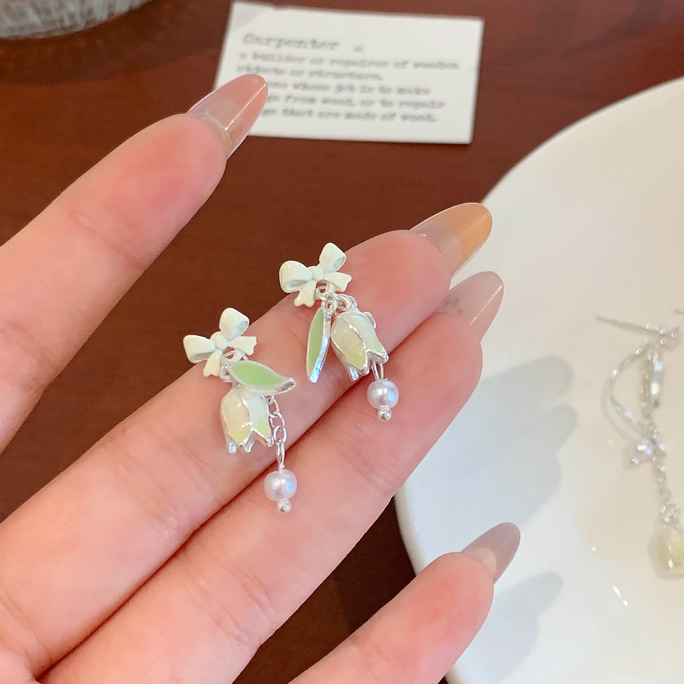 Summer forest-themed ins fresh tulip earrings for women with silver needles are exquisite, sweet, and have a unique design sense. They are super ethereal earrings Application Scenario