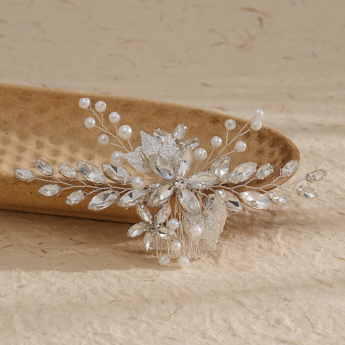 Cross-border new bride accessories, European and American wedding hair combs, handcrafted pearl blue diamond insert combs, birthday party dress headwear Application Scenario