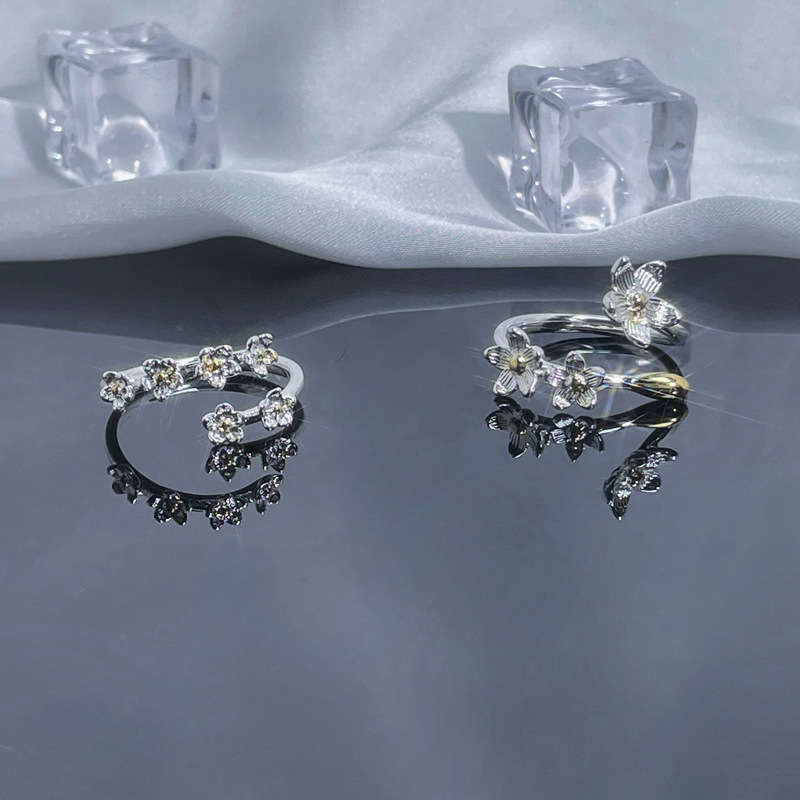 A cold and individualistic floral color-blocking open ring for women on Instagram, with a fashionable and niche design sense, is versatile and elegant. It's a trendy ring Application Scenario