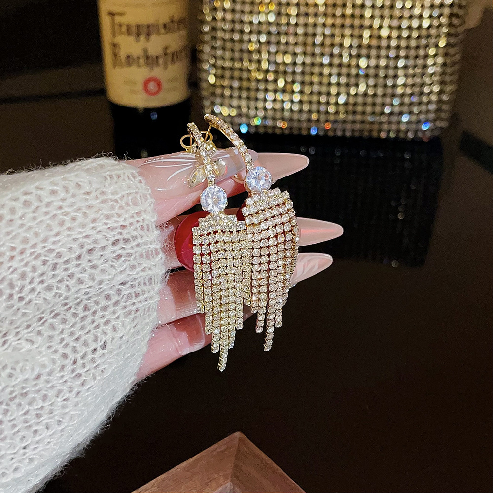 Elegant and stylish long tassel pearl earrings for autumn and winter, fashionable and versatile earrings, French retro stud earrings for women Application Scenario