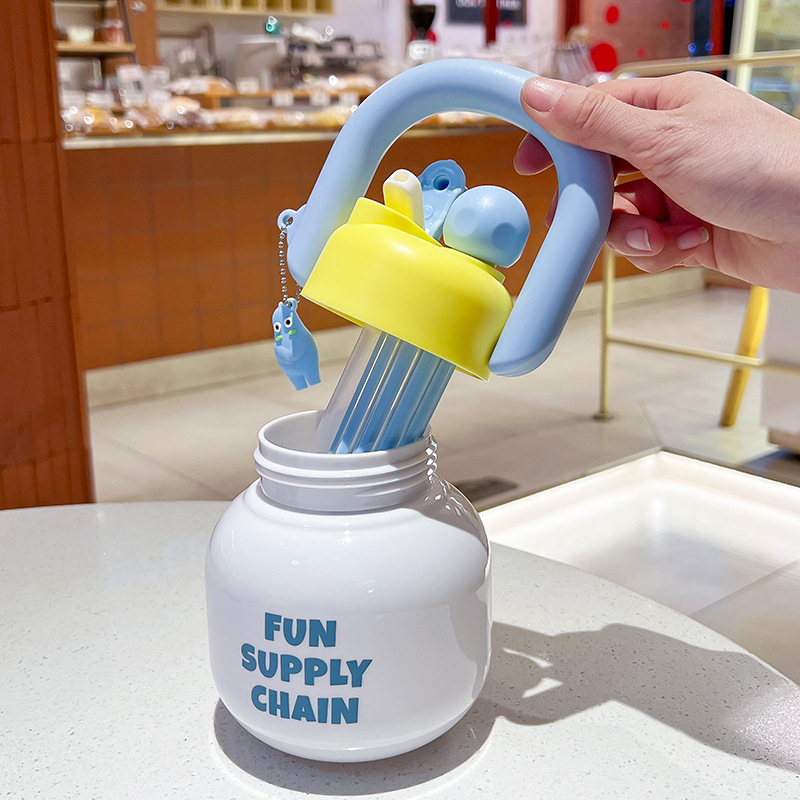 Large-belted plastic cups, double drinking cups, portable trendy teapots, large-capacity space cups, cute ton-ton buckets, gift cups Application Scenario