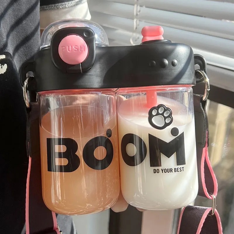New fashionable plastic cups with separate compartments, creative double-drinking straw cups, portable couple large-capacity student slanted water cups full figure