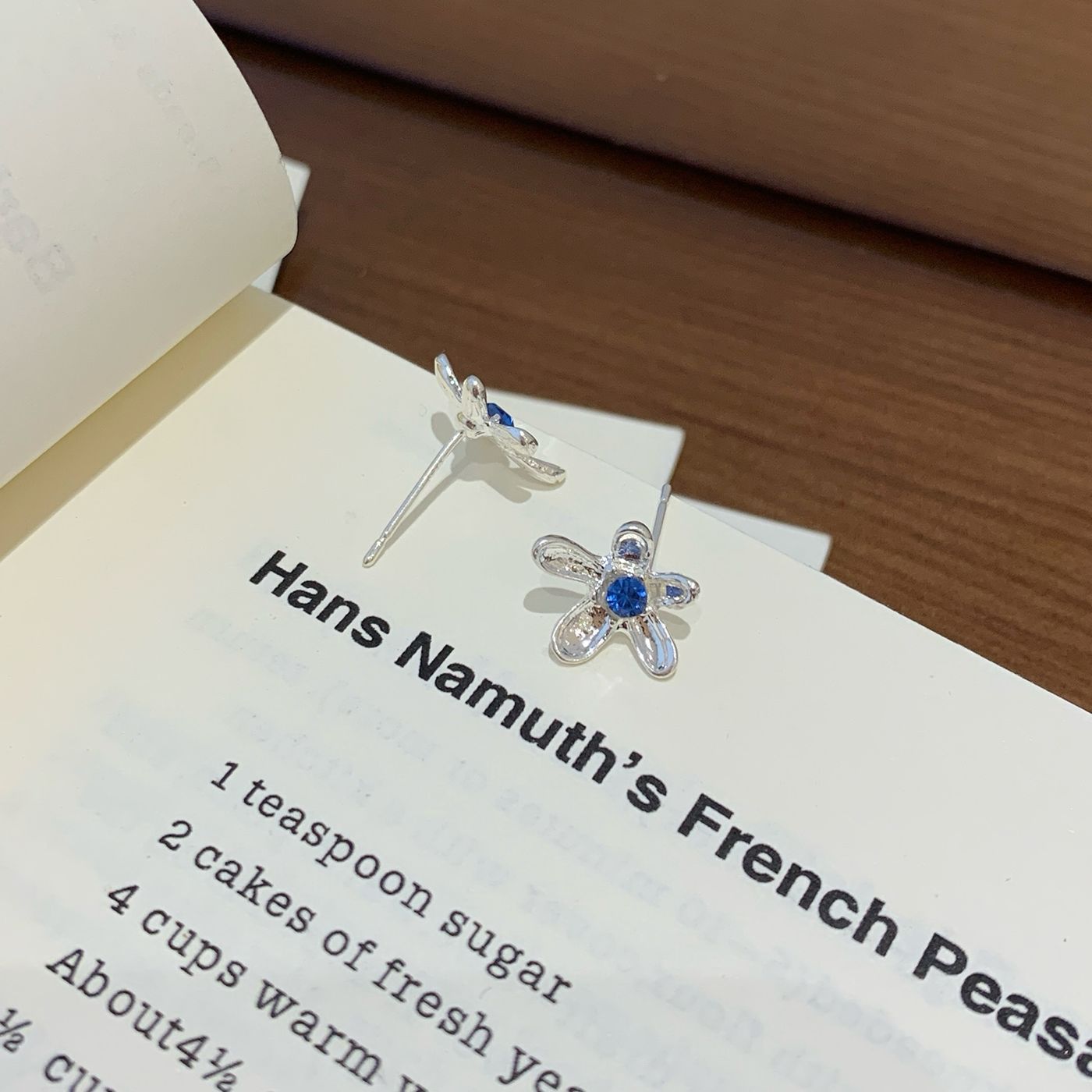 Cold and clear sea blue diamond five-petal flower ear studs, women's silver needles, small and irregular ins style, forest-themed, super ethereal and exquisite earrings Specification drawing