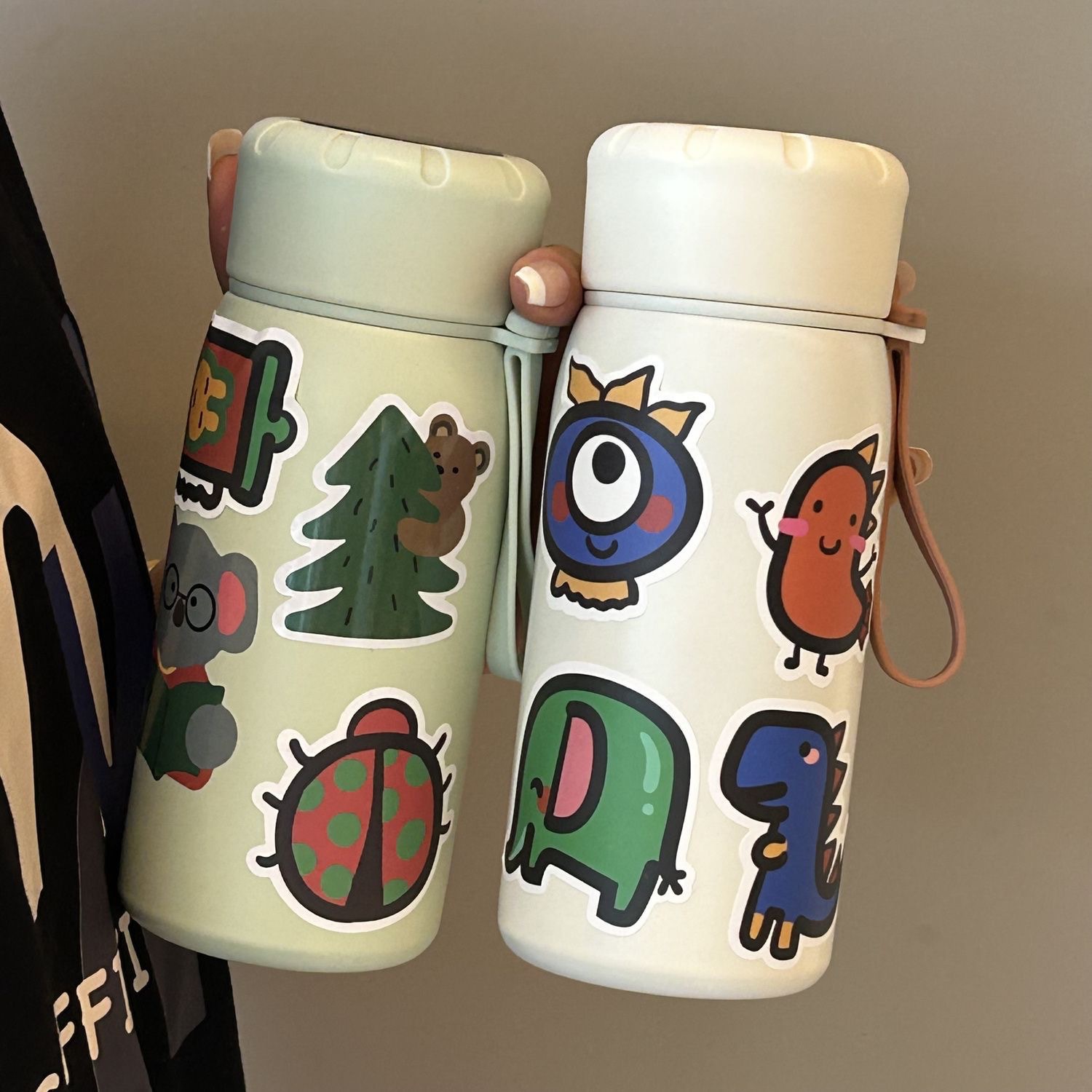The Keai Katong stainless steel insulated cup is a portable large-capacity thermos for students to use for making tea and can only display temperature details Picture