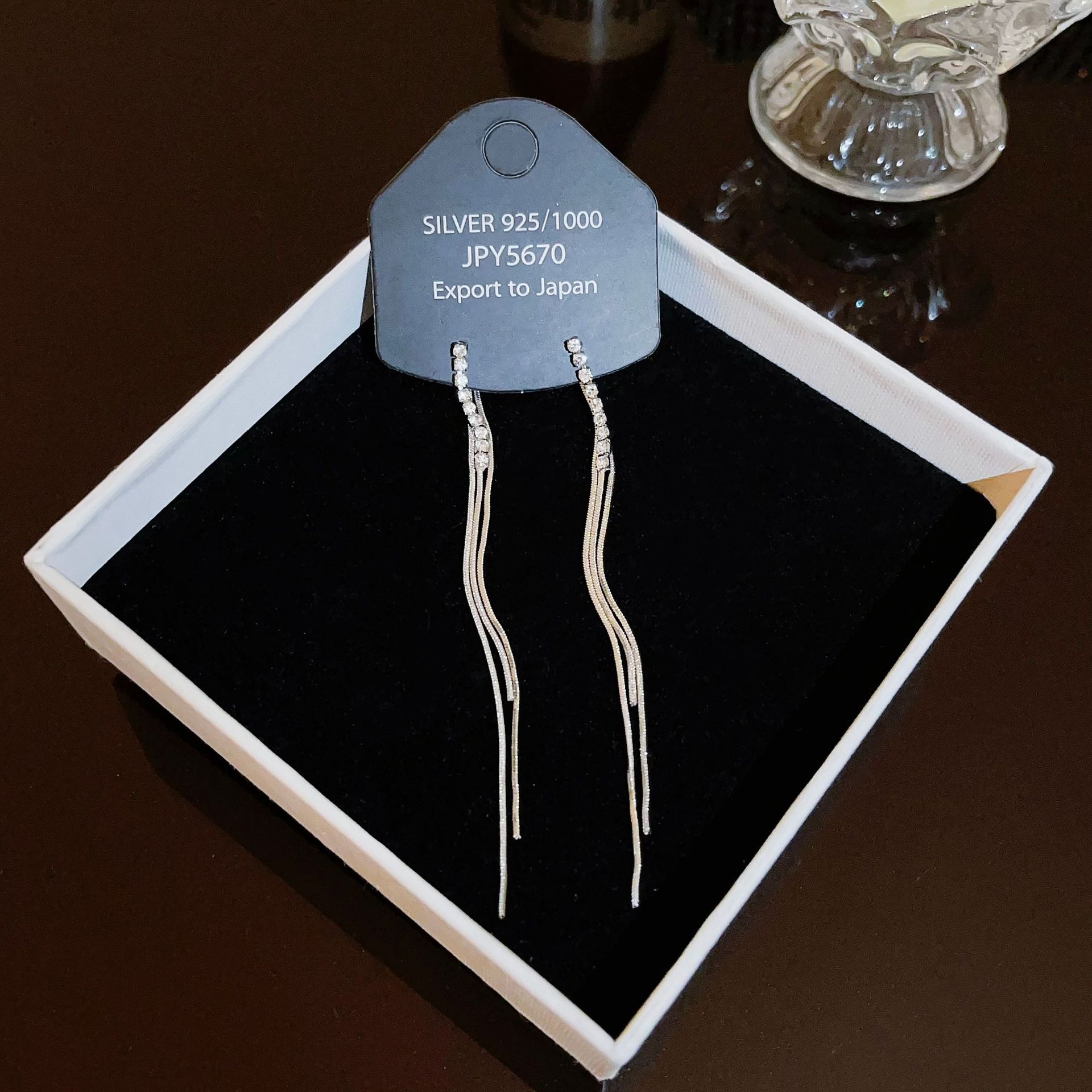 The new Korean-style fringed earrings are a versatile accessory for women. They are exquisite, simple and elegant. The stud earrings feature a niche design Application Scenario