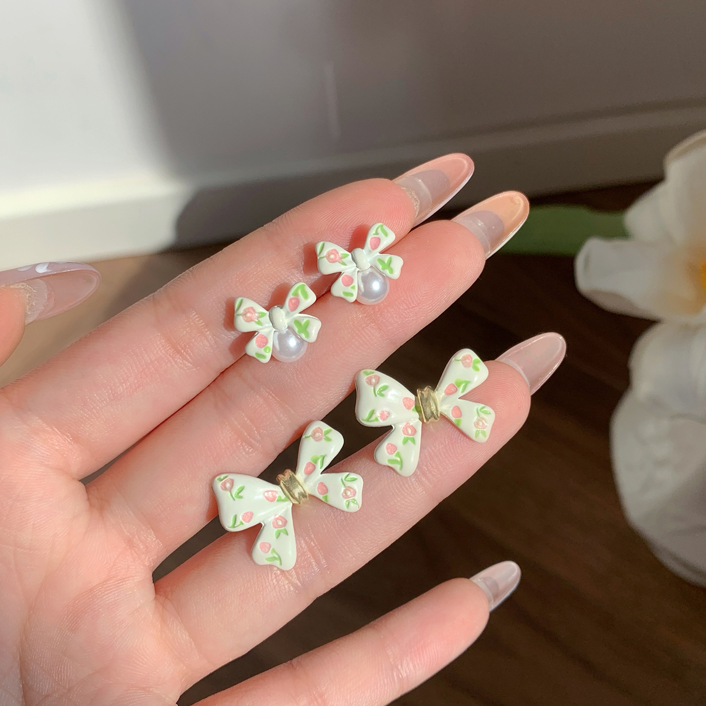 Summer new oil-dripping floral bow stud earrings, women's silver needle, fresh design, niche, simple and versatile earrings Specification drawing
