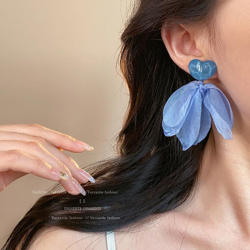 Super Fairy Mesh heart-shaped stud earrings for women in 2025, a new best-selling high-end earring, a seaside vacation style earpiece Application Scenario