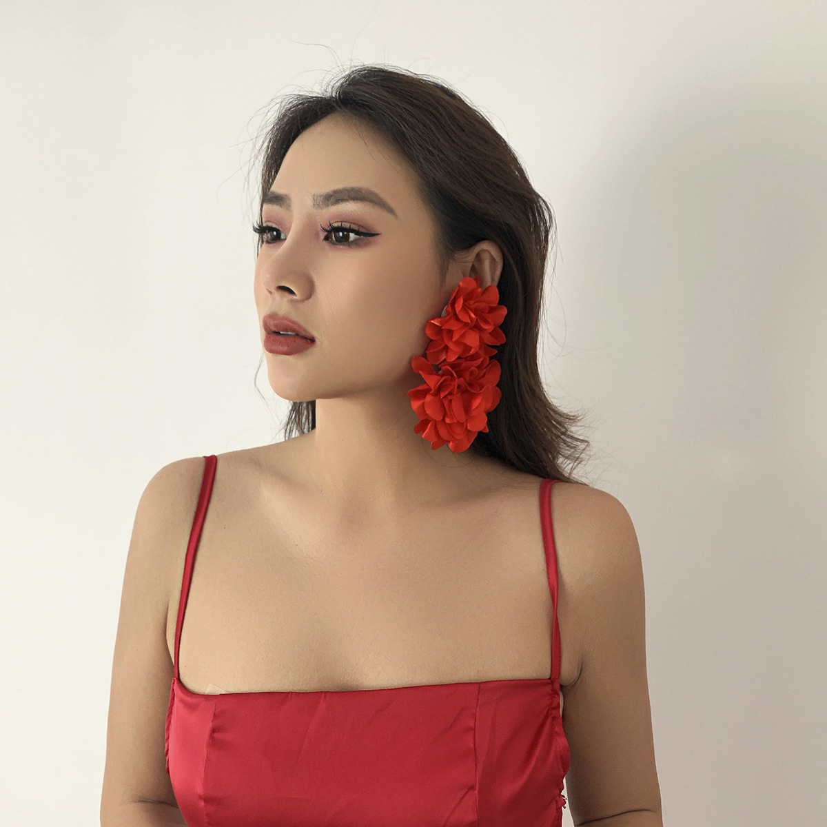 European and American style cross-border best-selling floral large stud women 's fabric earrings French retro flower tassel earrings for women Specification drawing