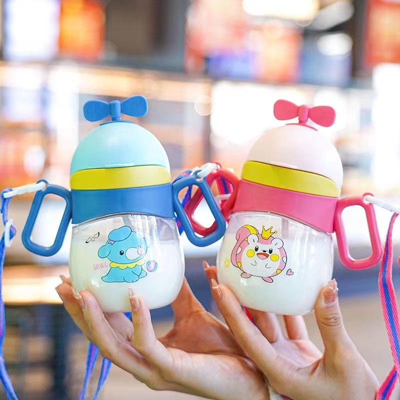 New dual-purpose children's plastic water cup, baby straw cup, cartoon handle drinking cup, kindergarten carrier water bottle full figure