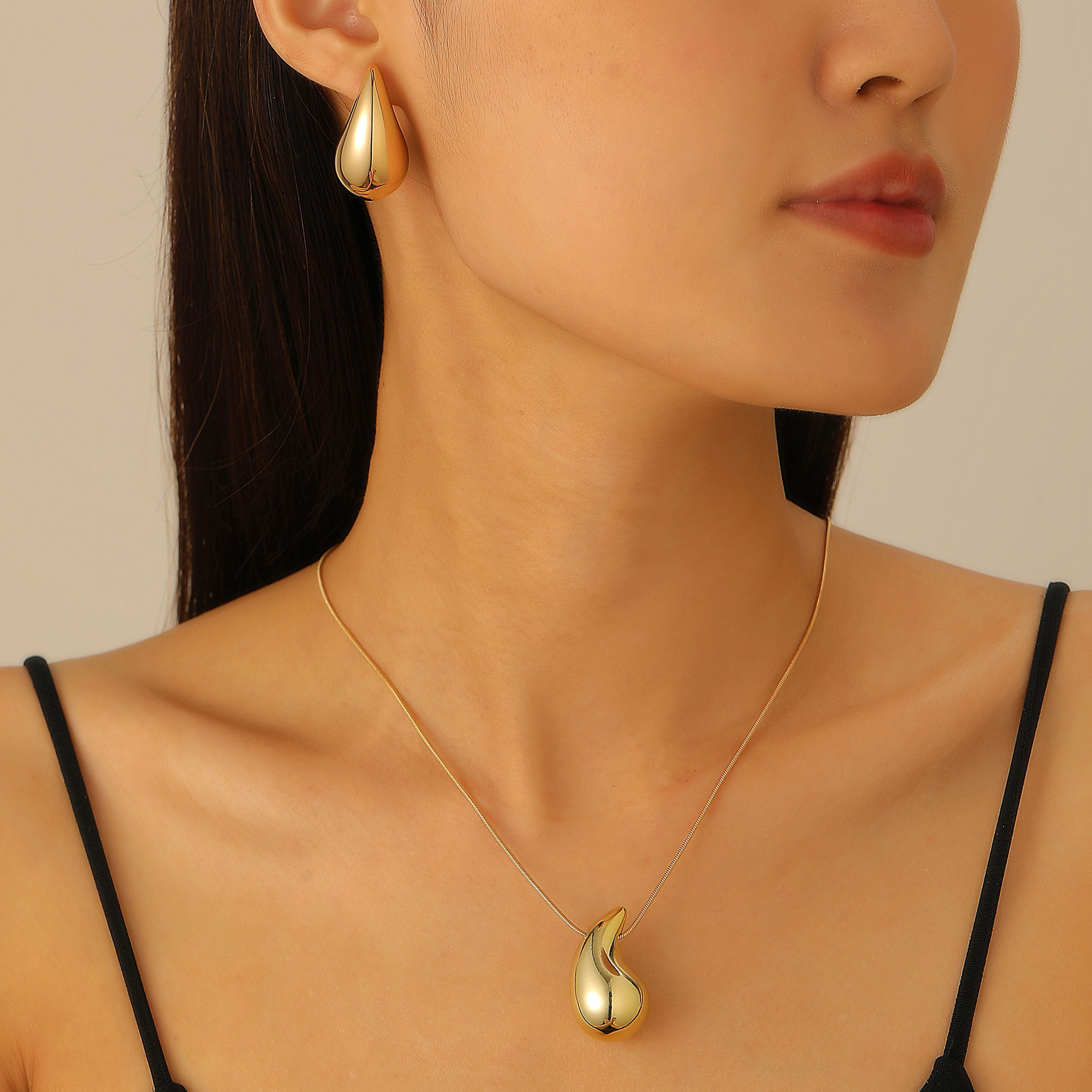 A four-piece set of fashionable electroplated ear hook rings and jewelry, featuring water-drop ear stud necklaces and necklaces that are selling well in Europe and America full figure