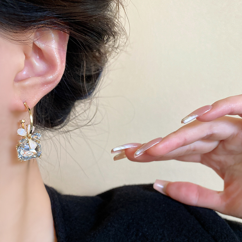 The super ethereal and elegant flower earrings are a light luxury and versatile accessory for women, exuding a sense of high-end sophistication. The exquisite zircon stud earrings are a unique and popular earpiece Application Scenario