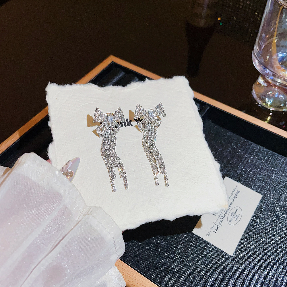 A niche design of a pair of earrings with tassels and a high-end touch, featuring bow stud earrings, is a versatile and sweet, cool style earpiece for women Specification drawing