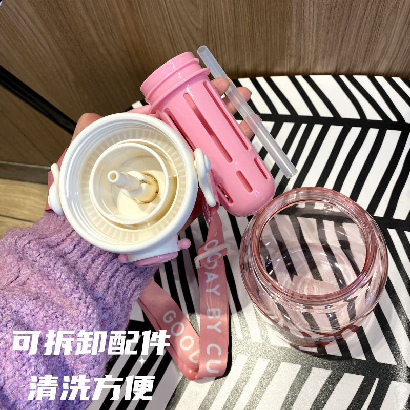 The new large-capacity, cute plastic bouncing cup has a high level of appearance. It is a convenient outdoor water cup for students to wear a tea strainer during sports and travel Application Scenario