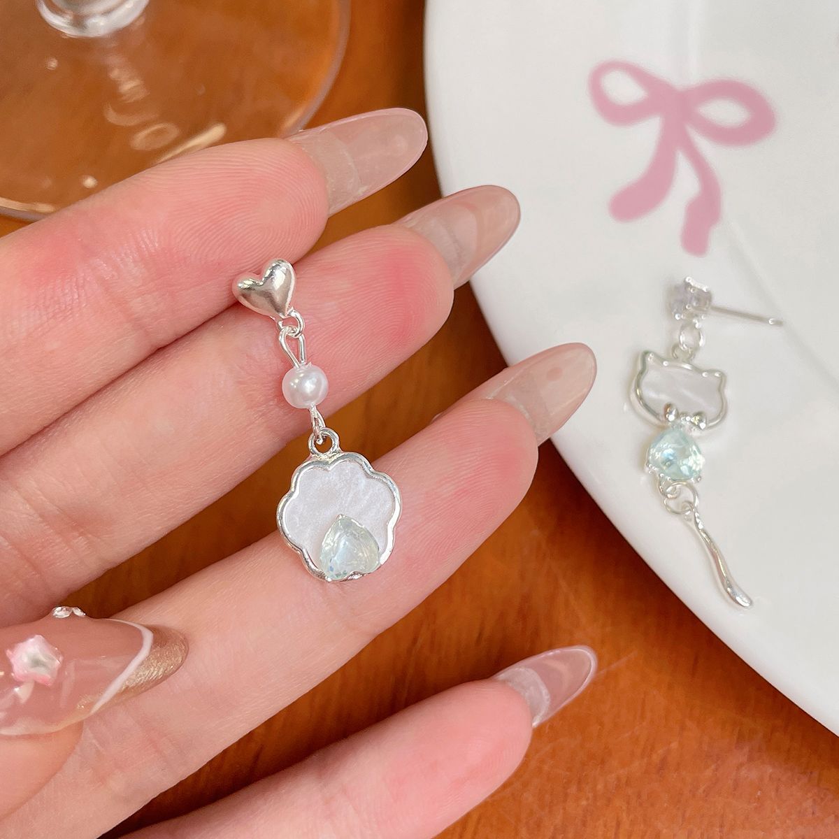 Simple zircon cat earrings, silver needle geometric AB style, cute and exquisite tassel earrings, sweet and niche earrings Specification drawing