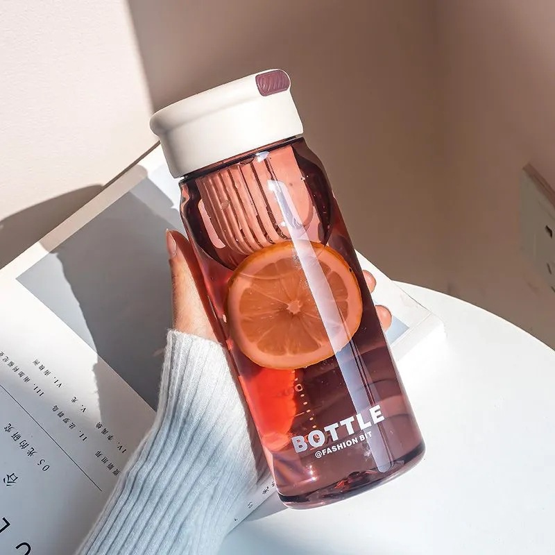 Simple tea-making water cup, summer fashion, couple, student plastic cup, portable hand-held fruit tea cup with filter, portable cup Application Scenario