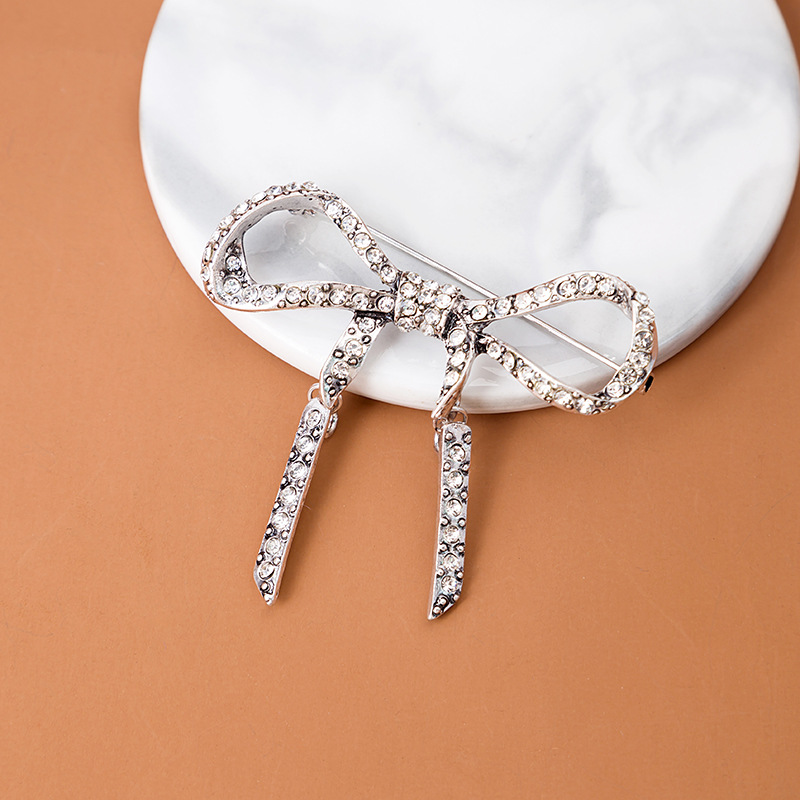 Cross-border new brooch accessories, retro alloy bows, diamond-encrusted exaggerated clothing accessories, pins, and clothing accessories details Picture