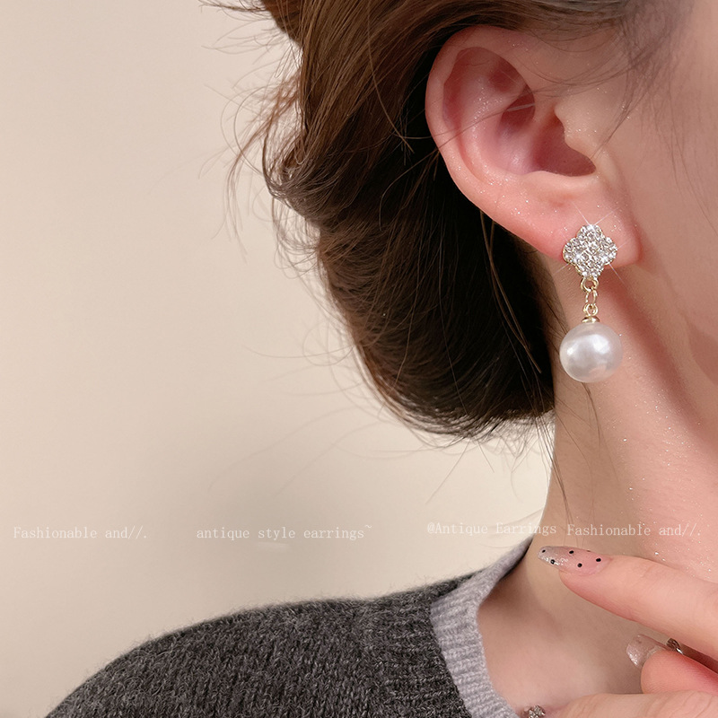French retro pearl stud earrings for women, 2024 new autumn and winter, high-end style, niche design, light luxury New Year earrings details Picture