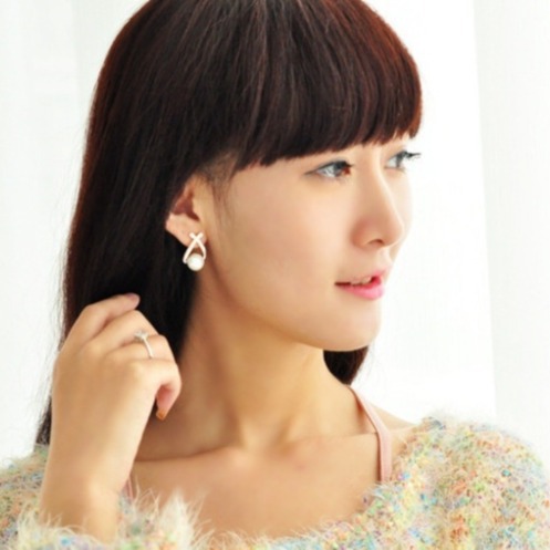 Korean cross-pearl sparkling diamond stud earrings, exquisite and fashionable mixed batch, 2-yuan store, pearl jewelry manufacturer wholesale Application Scenario