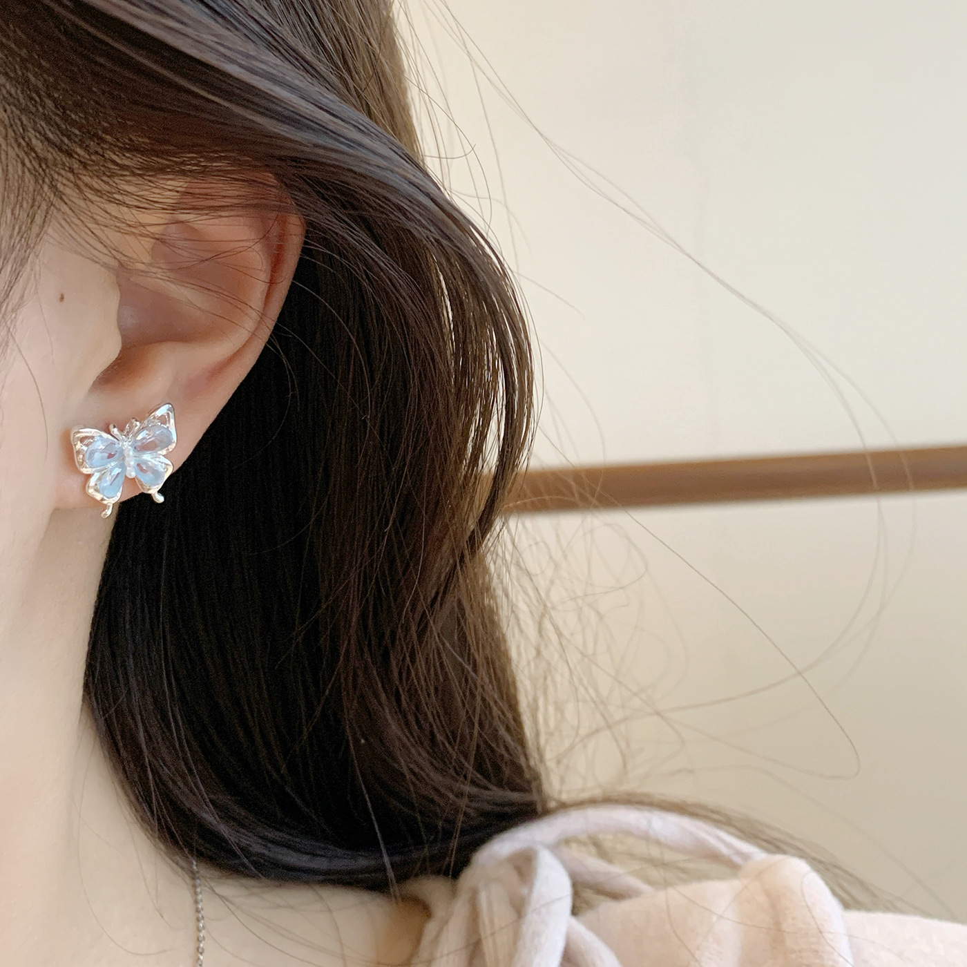 New Korean version of light luxury ice crystal zircon butterfly stud earrings, women's silver needle, colorful flowers, elegant and exquisite pearl earrings details Picture