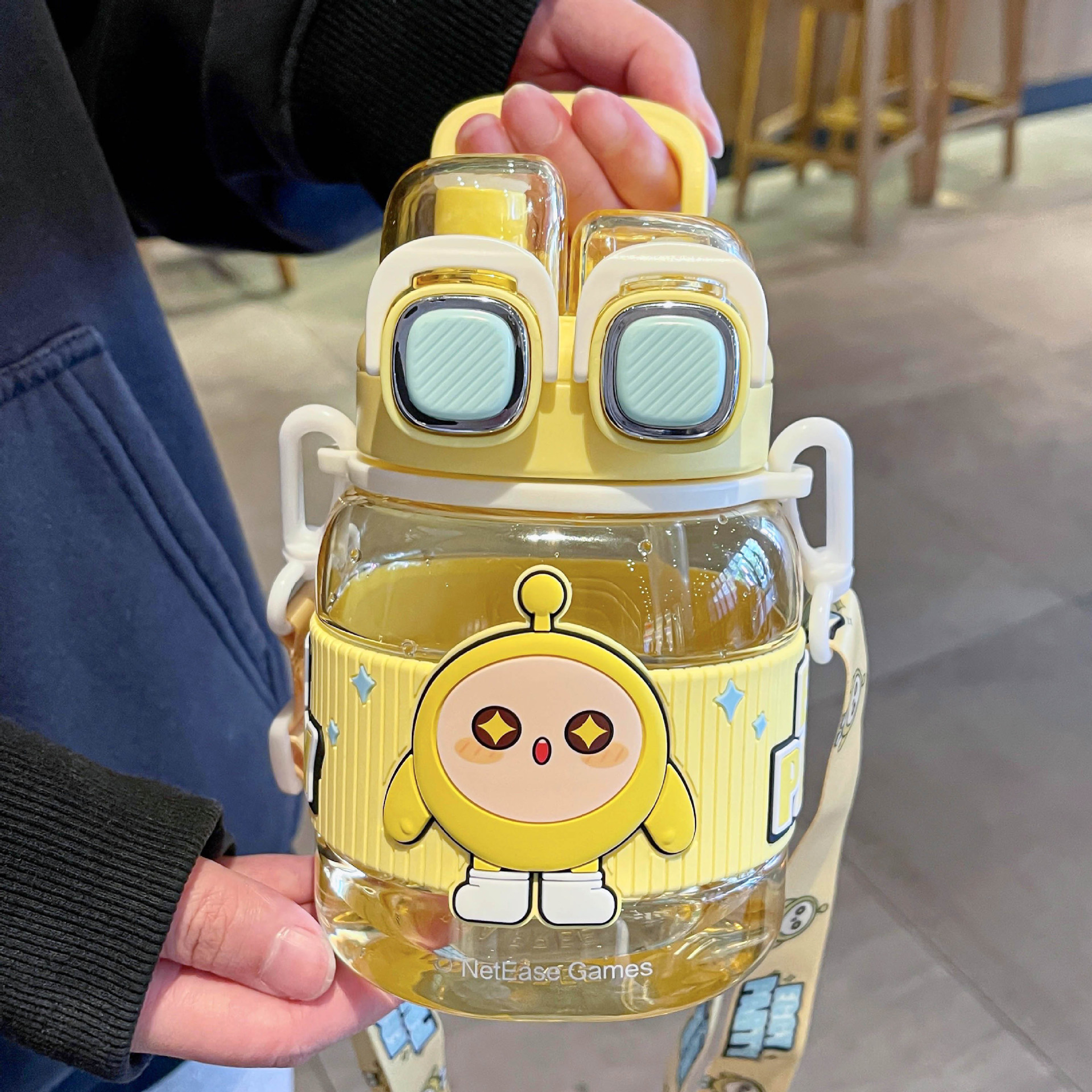 Cartoon doll plastic cup, large-capacity summer water bottle, portable straw cup, cute sports straw cup, double-drinking cup full figure